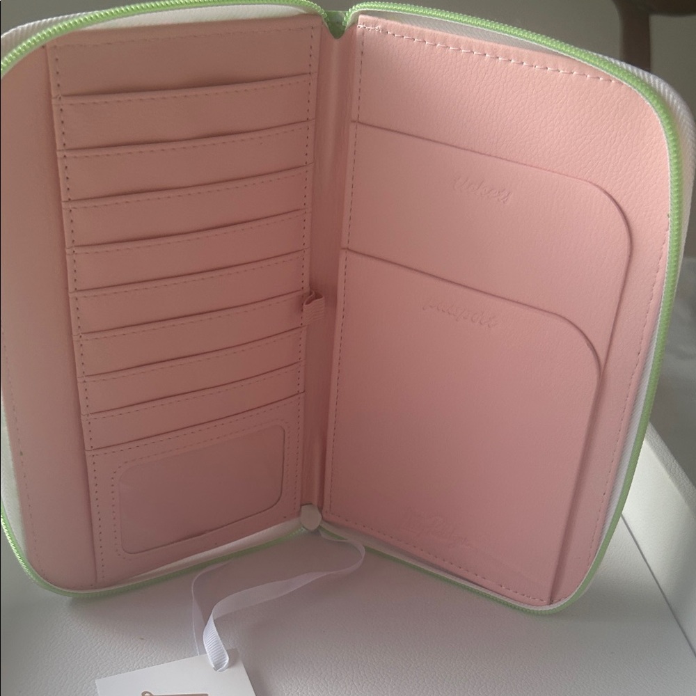 Lilly Pulitzer Pink and Green Floral Passport Travel wallet BNWT - Picture 10 of 16
